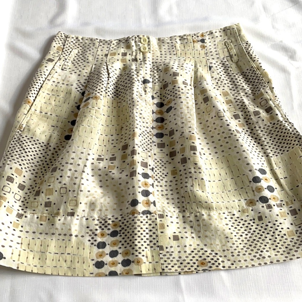 Skirt with side pockets and zipper front